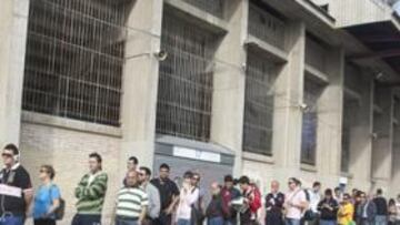 <b>GRANDES COLAS. </b>A lo largo del día de ayer se vendieron 4.100 entradas, llegándose a formar largas filas.