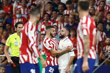 Hermoso y Carvajal chocan durante un derbi.