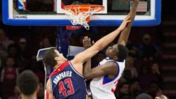 Jerami Grant trata de anotar ante Kris Humphries.