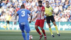 Diego Costa, ante Antunes durante el partido contra el Getafe.