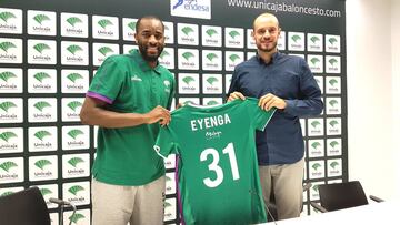 Christian Eyenga, junto a Carlos Jim&eacute;nez, fue presentado como nuevo jugador del Unicaja.