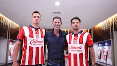 Los nuevos refuerzos de Chivas con Fernando Hierro, Director Deportivo de Chivas. Fuente: Twitter de Chivas.