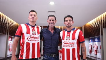 Los nuevos refuerzos de Chivas con Fernando Hierro, Director Deportivo de Chivas. Fuente: Twitter de Chivas.