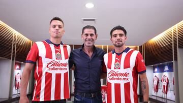 Los nuevos refuerzos de Chivas con Fernando Hierro, Director Deportivo de Chivas. Fuente: Twitter de Chivas.