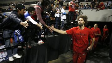 Chicago Bulls&#039; Robin Lopez high fives fans before his team&#039;s regular-season NBA basketball game with Orlando Magic in Mexico City, Thursday, Dec. 13, 2018. (AP Photo/Claudio Cruz)