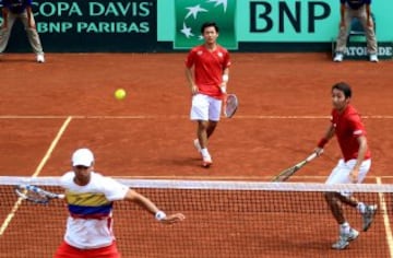 Farah y Cabal superaron a Nishioka y Uchiyama en el tercer partido. El domingo, Giraldo y Falla tienen el ascenso al Grupo Mundial en sus manos.