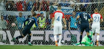 La polémica llegó en el minuto 35 un córner de Francia termina golepando el brazo de Perisic. El árbitro Néstor Pitana, tras consultar con el VAR pitó penalti y Griezmann desde los 11 metros no falló ante Subasic