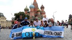 Pese a que Argentina juega en Kaz&aacute;n, los hinchas albicelestes est&aacute;n repartidos por toda Rusia animando a su equipo. En la Plaza Roja de Mosc&uacute; tambi&eacute;n se han hecho notar.