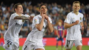 Valencia&#039;s Portuguese midfielder Goncalo Guedes (C) celebrates with Valencia&#039;s Spanish forward Santi Mina (L) and Valencia&#039;s Russian forward Denis Cheryshev after scoring during the Spanish league football match between Valencia CF and Leva