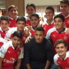 Alexis Sánchez compartió en Londres con la Roja Sub 17