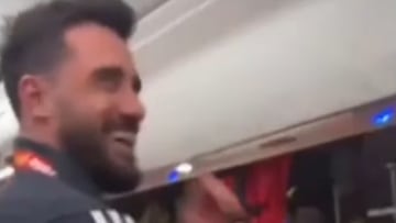 “Chunchos...”: De Paul encabeza el festejo de Colo Colo y le dedica un insulto a la U