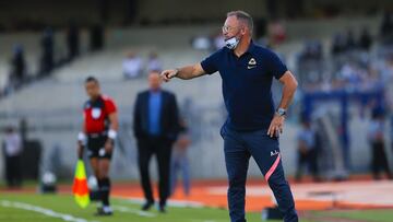 Andr&eacute;s Lillini dirige a su equipo en el Estadio Ol&iacute;mpico Universitario