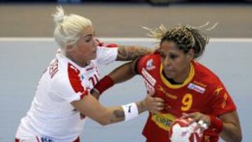 La jugadora de España, Marta Mangue (d), y la danesa, Kristina Kristiansen (i),durante el partido de la ultima jornada del XIX Torneo Internacional de España de Balonmano Femenino.
