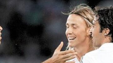 Ronaldo es felicitado por sus compañeros.