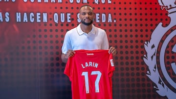 Larin posa con su nueva camiseta mallorquinista