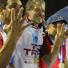 Pedro Troglio fue felicitado por Juan Pablo Sorín tras el tetracampeonato de Olimpia