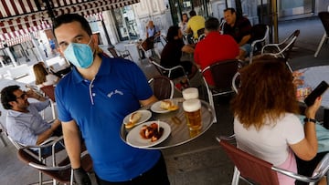 Clientes en las terrazas de los bares de la Plaza de las Flores en la capital de Murcia