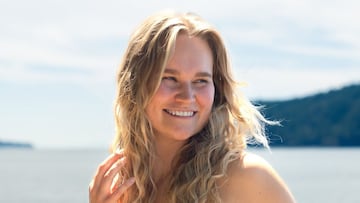 Asbjørg Nesje, especialista en Death Diving, sonriendo en un fiordo.