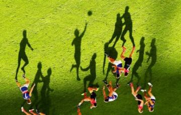 Curioso efecto cuando rotamos la imágen en la que se aprecian las sombras producidas por los jugadores en el partido de rugby entre Melbourne Demons y Western Bulldogs.