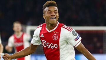 David Neres en un partido en la Champions 2019 con el Ajax