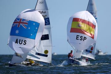 Primera medalla para España, bronce de Jordi Xammar y Nicolas Rodriguez en la Medal Race de 470. Finalizan quintos en esa carrera, pero les vale para sumar el undécimo metal para la delegación española.