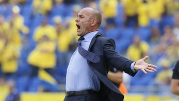 Paco Jémez grita durante el partido.