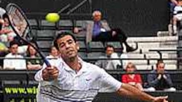 <B>NUEVO RETO.</b> Dirigir a uno de los mejores jugadores del mundo no es una experiencia nueva para José Higueras, que ya entrenó, entre otros, a los estadounidenses Michael Chang y Jim Courier.