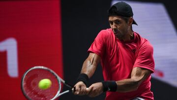 Fernando Verdasco devuelve una bola ante John Millman durante su partido en el Bett1Hulks de Colonia.