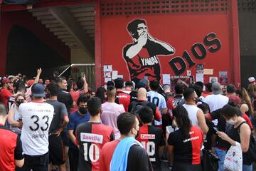 Aficionados de Newell's Old Boys se acercaron al Estadio Marcelo Bielsa para honrar a Diego Maradona en el mural que tiene dedidcado en el estadio del equipo rosarino.