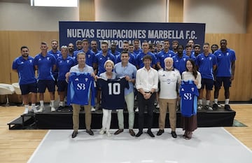 La plantilla del Marbella con Sierra Blanca, patrocinador.