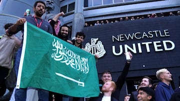 07 October 2021, United Kingdom, Newcastle: Newcastle United fans celebrate at St James&#039; Park following the announcement that The Saudi-led takeover of Newcastle has been approved. Photo: Owen Humphreys/PA Wire/dpa
 07/10/2021 ONLY FOR USE IN SPAIN