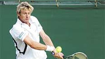 <b>ADAPTACIÓN.</b> El revés saltarín de Ferrero, adaptado a la hierba.