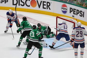 DALLAS, TEXAS - MAY 31: Ryan Nugent-Hopkins #93 of the Edmonton Oilers scores a goal past Ty Dellandrea #10 and Jake Oettinger #29 of the Dallas Stars in Game Five of the Western Conference Final of the 2024 Stanley Cup Playoffs at American Airlines Center on May 31, 2024 in Dallas, Texas.   Richard Rodriguez/Getty Images/AFP (Photo by Richard Rodriguez / GETTY IMAGES NORTH AMERICA / Getty Images via AFP)