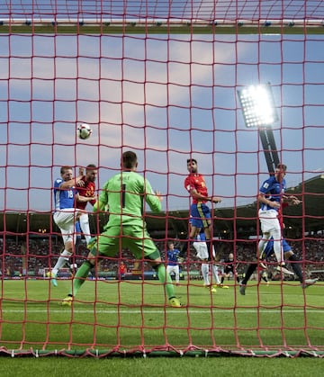 Liechtenstein siempre ha sido un rival propicio para encajar una goleada de La Roja. En los últimos 19 años se ha llevado 27 goles en cuatro partidos. La primera vez que la Selección española le metió cinco goles fue el 24 de marzo de 2001, en un partido de clasificación para el Mundial de 2002. Desde aquel día, ha encajado un set fue el 6 de septiembre de 2011. Pero las últimas dos parecen gemelas. Las dos fueron un 8-0 y se produjeron un 5 de septiembre en 2016 y 2017. Esta última está en la historia de las goleadas por ser la más abultada jugando de visitante. 
