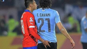 Gonzalo Jara y Edinson Cavani.