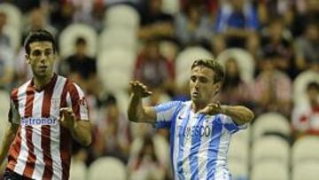 <b>EL HOMBRE MÁS DESEADO. </b>Nacho Monreal se lanza a por un balón que controla Susaeta en el partido del domingo ante el Málaga.