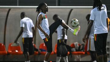 Cameroon's midfielder Yvan Neyou (C) takes part in a training session on the eve of the 2024  Africa Cup of Nations (CAN) football match between Cameroon and Nigeria, in Bingerville, on January 26, 2024. (Photo by Issouf SANOGO / AFP)