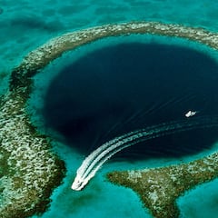 Enviaron un dron a las profundidades de un agujero en el mar: lo que encontraron allí les heló la sangre