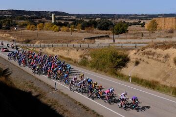 El pelotón durante la  quinta etapa de la gira ciclista española La Vuelta 2020, una carrera de 184,4 km desde Huesca a Sabiñánigo.