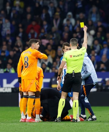 Contraataque del Rea Madrid, Kylian Mbapp avanza con el baln controlado y Carlos Romero entra a destiempo con los tacos por delante en el gemelo del jugador francs. El VAR no avisa a Mu?iz Ruiz, que s muestra la cartulina amarilla al defensa perico.