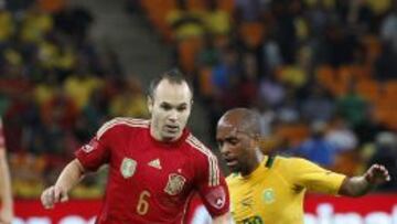 Iniesta, ante Manyisa en el Sudáfrica-España.