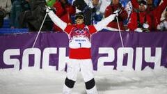 El canadiense Alex Bilodeau celebra su medalla de oro.