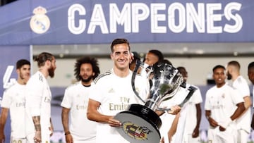 Lucas V&aacute;zquez sostiene el trofeo de La Liga.