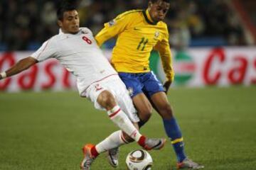 28 de junio de 2010: Chile y Brasil, al igual que en la Copa del Mundo de 1962, se encontraron en una cita planetaria, precisamente en la ronda de octavos de final. El 'Scratch' dejó en el camino a 'La Roja', y lo derrotó por 3 tantos a 0. Anotaron en aquella noche de Johannesburgo Juan (35'), Luis Fabiano (38') y Robinho (59').