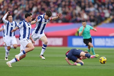 Jugada de la falta de Aritz Gabilondo a Dani Olmo. 