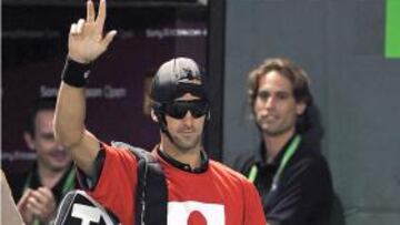 <b>DJOKOVIC, EN APOYO A JAPÓN</b> Nole Djokovic salió a la pista vestido de piloto (en un video aparece jugando en un avión) y con una camiseta de apoyo a Japón. Luego voló ante Istomin en sólo 48 minutos (6-0 y 6-1).