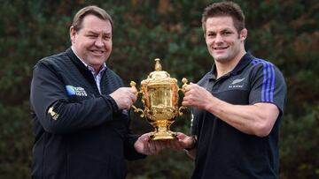 Steve Hansen y Richie McCaw posan con la Webb Ellis Cup tras la victoria de los All Blacks de Nueva Zelanda ante Australia en la final del Mundial de Rigby de 2015.