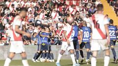 La Ponferradina celebra su victoria en Vallecas (1-3).