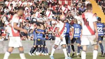 La Ponferradina celebra su victoria en Vallecas (1-3).