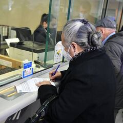 El bono para adultos mayores que entrega más de $200 mil pesos: cómo postular y quiénes lo reciben